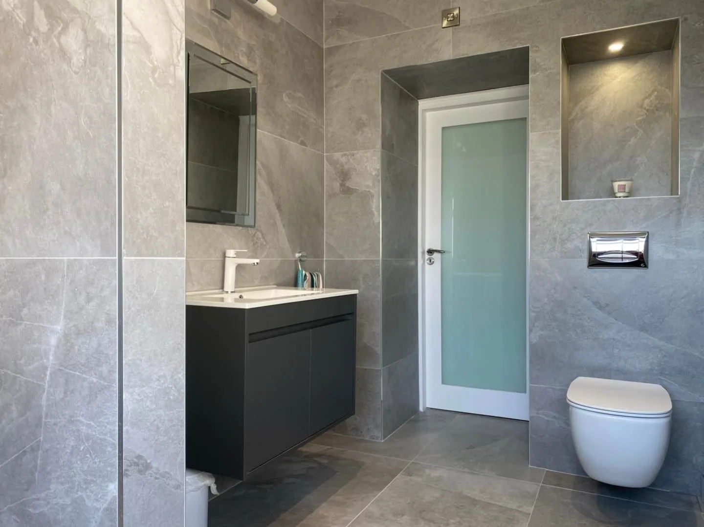 Grey marble en-suite bathroom with floating vanity